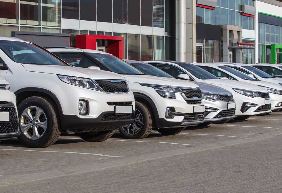 plusieurs-voitures-blanches-concessionnaires-exterieur-acarq-association-de-concessionnaires-automobiles-regionaux-quebec-saguenay-lac-saint-jean